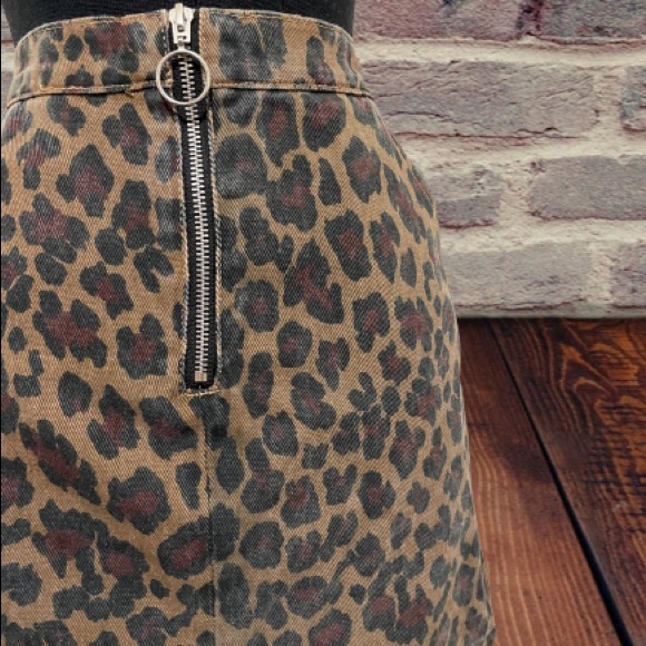 Women’s Hayden Los Angeles leopard denim skirt size medium NWT - Picture 4 of 7